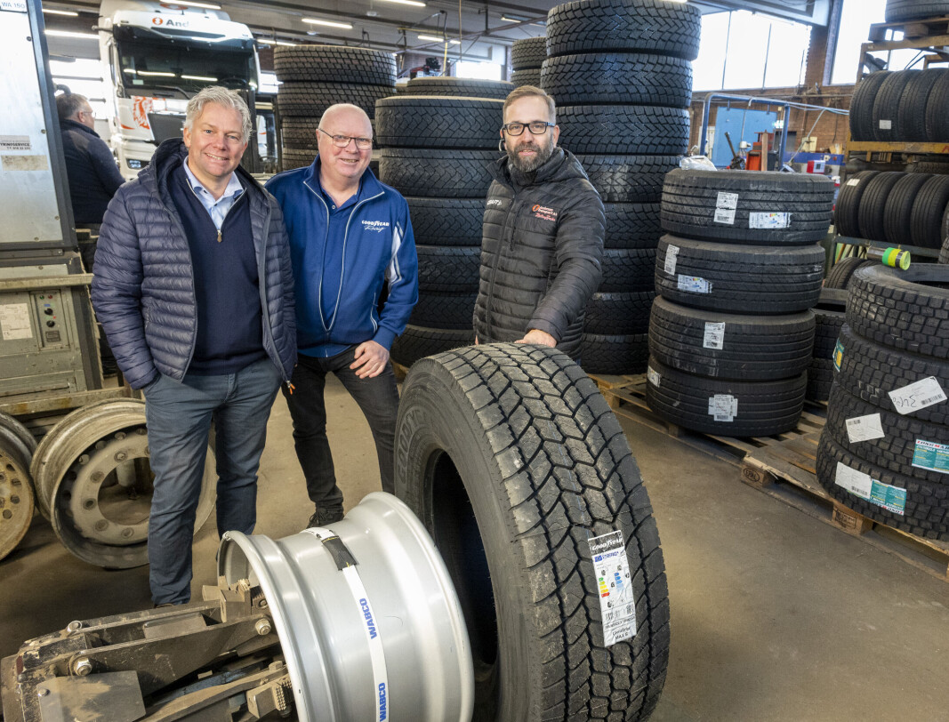 FØRSTE: Marius Undersrud (t.v.) og Tom Knutsen fra GoodYear er like spente på erfaringene fra de nye dekksensorene som Tom Christian Aasen fra Andersen Transport som er først ut i Norge. De ble montert på dekkverkstedet Western Bilgummi i Lier FØRSTE: Marius Undersrud (t.v.) og Tom Knutsen fra GoodYear er like spente på erfaringene fra de nye dekksensorene som Tom Christian Aasen fra Andersen Transport som er først ut i Norge. De ble montert på dekkverkstedet Western Bilgummi i Lier