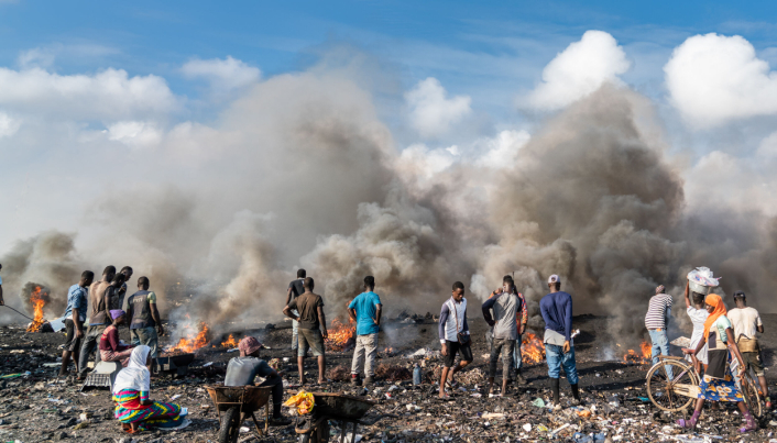 Brenning av elektronikk på søppelfyllingen i Agbogbloshie like utenfor Accra i Ghana. Kriminelle nettverk tjener store summer på å sende farlig avfall fra «vestlige land» til Afrika.