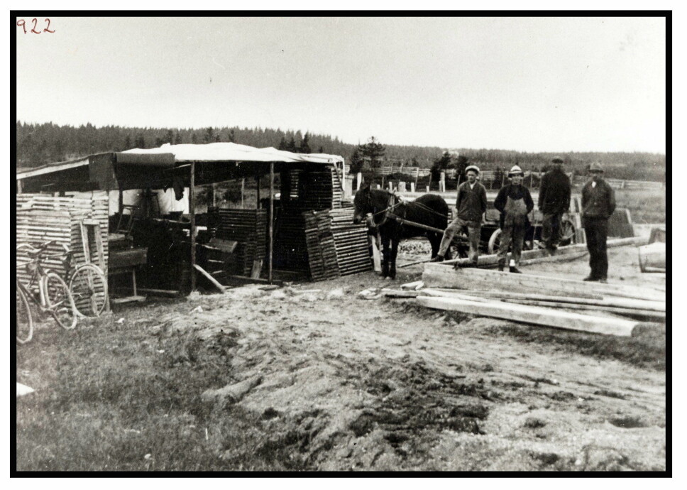 SPED BEGYNNELSE: Sementstøperiet til Thor Albertsen og Nestor Ekmann startet i enkle former I 1922, den første produksjonen av sementtakstein foregikk under en presenning trukket over noen staur. (Foto: Midt-Norsk Betong)