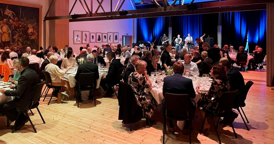 I HUNDRE: − Det var stor stas og trekkspillmusikk der grunnleggerens egne låter ble fremført for kunder, leverandører og samarbeidspartnere, forteller salgsleder Roar Olsen som har vært med på dansen i Midt-Norsk Betong i Verdal siden 1985. (Foto: Midt-Norsk Betong)