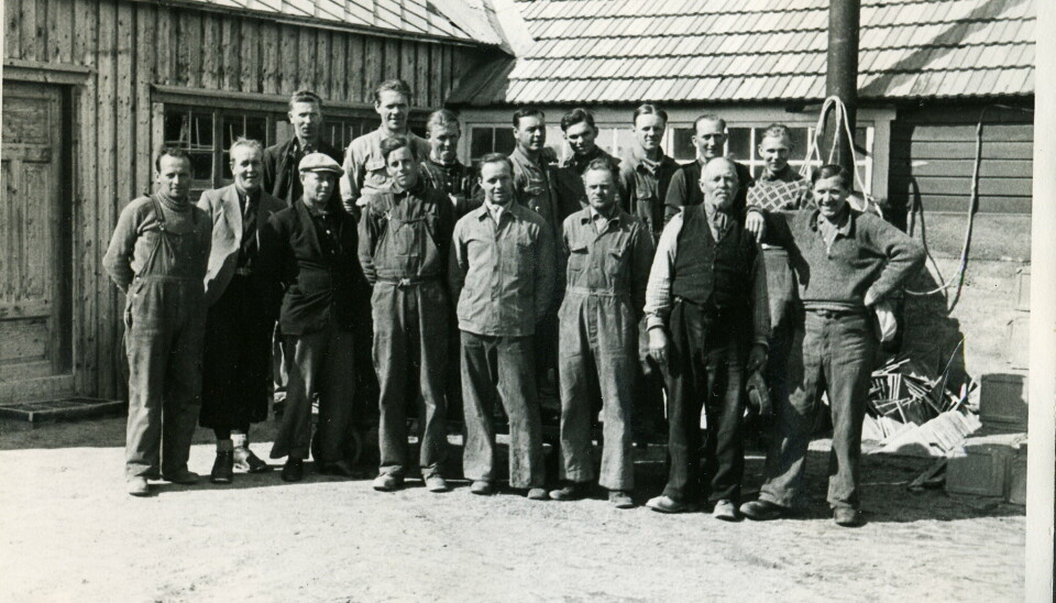 72 ÅR SIDEN: Her er en gjeng ansatte fra 1950 da bedriften het Albertsen & Dillan. Etter dette er bedriften kjøpt opp en rekke ganger, og eies i dag av Loe Rørprodukter.