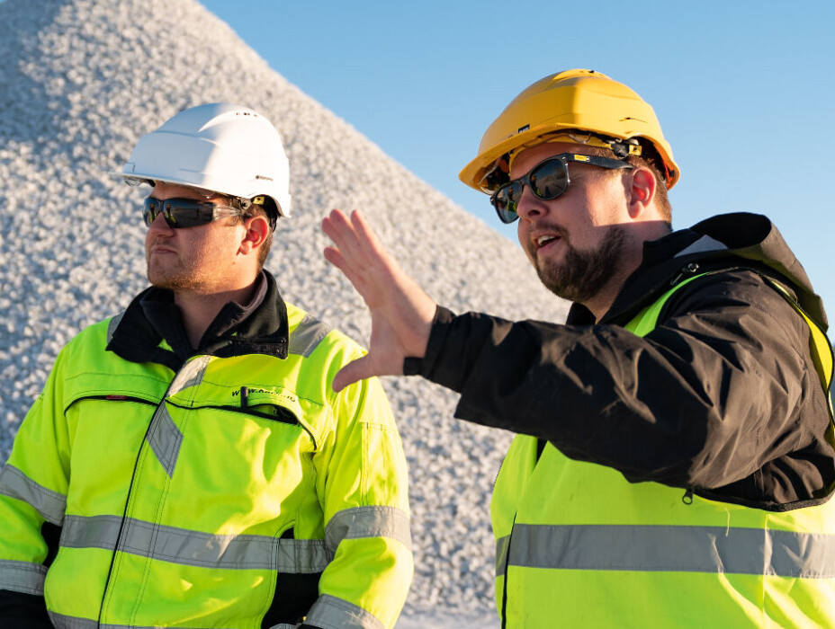 Petter Jermstad i Verdalskalk (t.v.) og Kristoffer Storvoll i Pon Equipment diskuterer resultatet av Rebuild-prosessen med kalkprodusentens Cat 988H-maskin.
