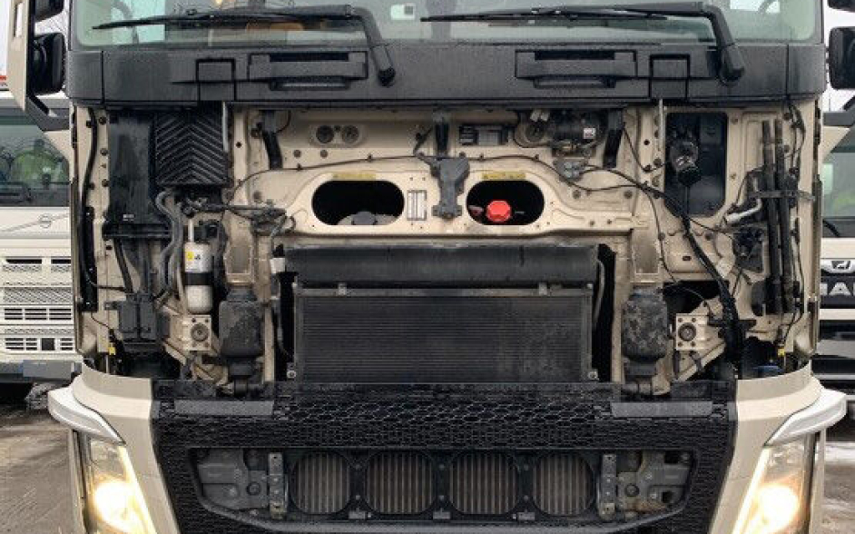 Her har frekke tyver forsynt seg grovt. Hele fronten er skrudd av og viktige bildeler stjålet.