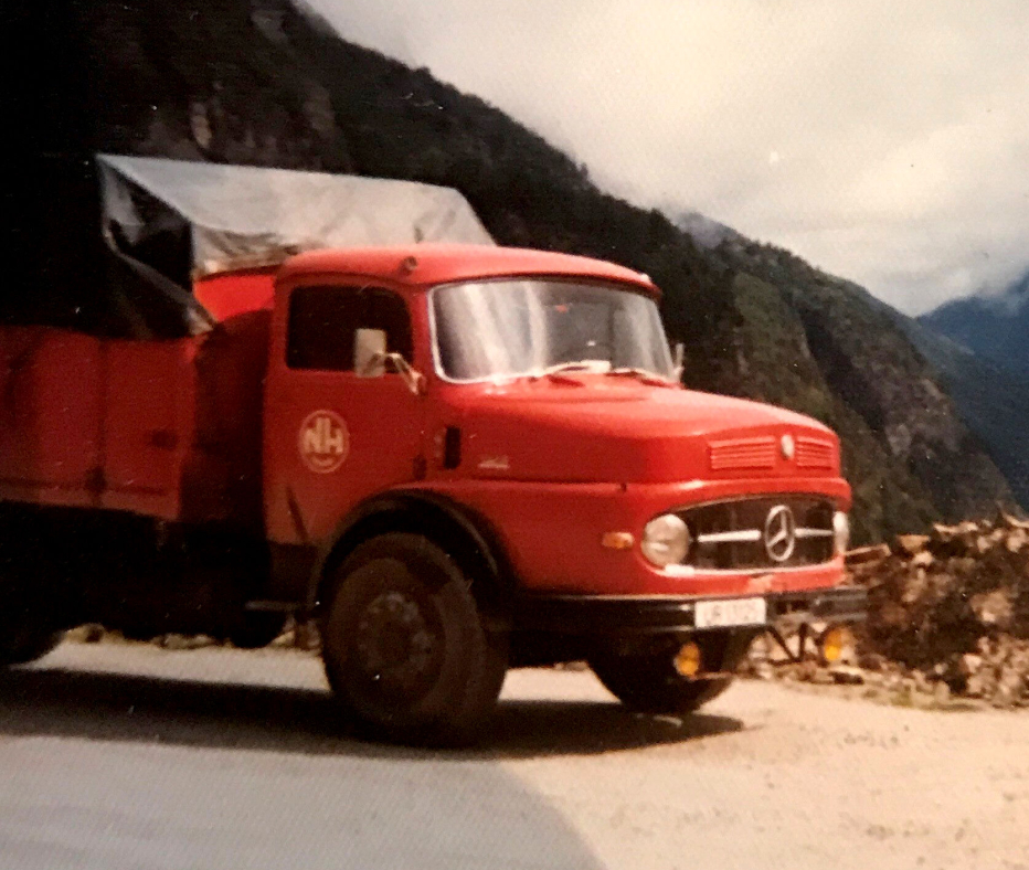 I januar 2023 er det 50 år siden Kurt begynte som lastebilsjåfør. Bildet er av Kurts første bil i 1973. Kurt var her på vei med brus til Stryn som sjåfør for Nils Heggem.