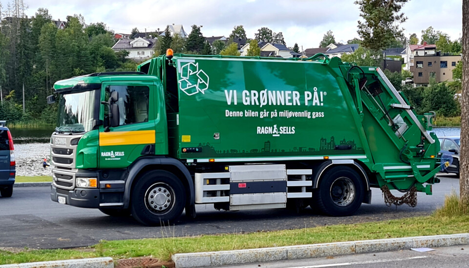På bildet er en av Ragn-Sells' renovasjonsbiler som går på biogass, med slagordet «Vi grønner på».