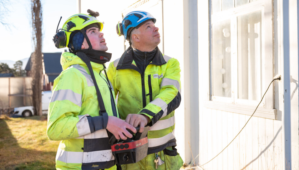 Olav Tande Solberg får innføring i fjernstyring fra betongleder Olav Hoel.