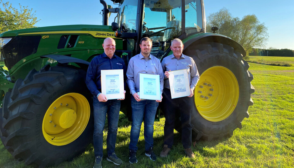 SERTIFISERT: Morten Lyshaug (t.v.), Ole Petter Nyhus og Lars Stokke er de tre første nordmennene som ble uteksaminert som spesialiserte kursholdere fra John Deere University.