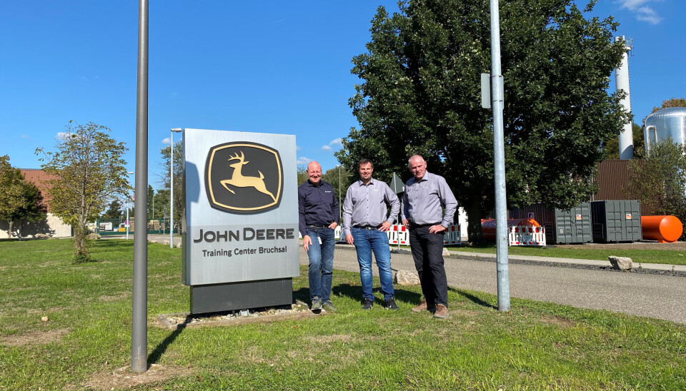 SPESIALIST-TRIO: Her er den norske spesialist-trioen utenfor lokalene til John Deeres eget kompetansesenter i tyske Bruchsal.