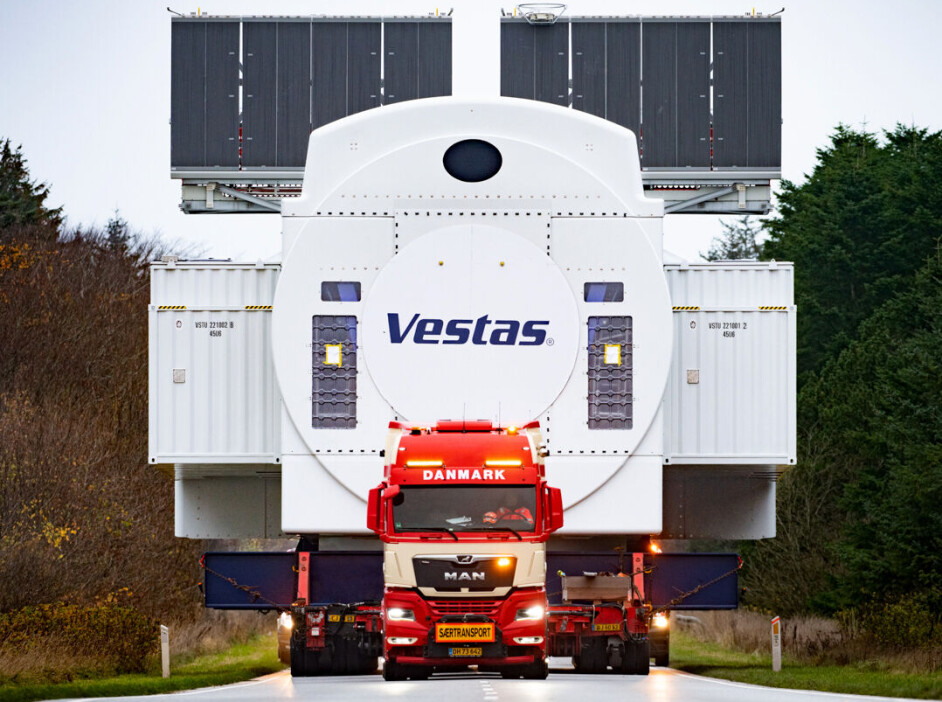 Prototyp på Vestas V236-15.0MW vindturbin ble i november fraktet fra Hanstholm havn i Danmark til Det Nationale Testcenter for Store Vindmøller i Østerild. Dette er ifølge danske Vestas Wind Systems den største vindturbinen i verden. To MAN-trekkvogner kjører etter hverandre her, men det er ikke lett å se at det er to ut fra denne vinkelen.
