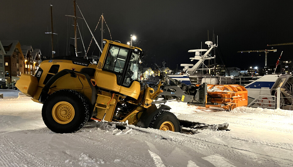 Belastningen ble for stor da en hjullaster ryddet snø på et kaiområde i Tromsø.