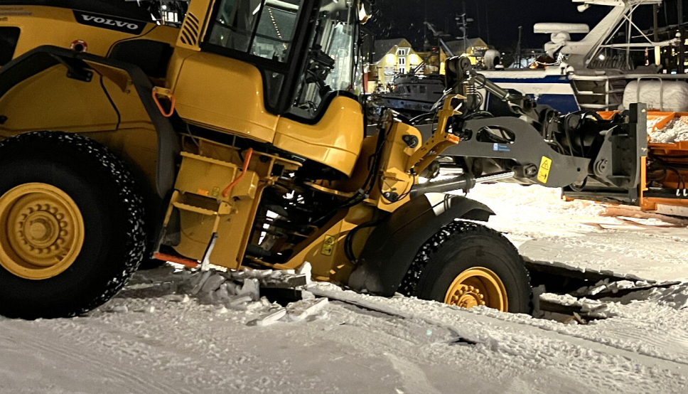 Denne kaia i nærheten av Ishavshotellet i Tromsø har en maks tillatt aksellast på 800 kg. Den holdt ikke da en Volvo L70H kjørte på den.