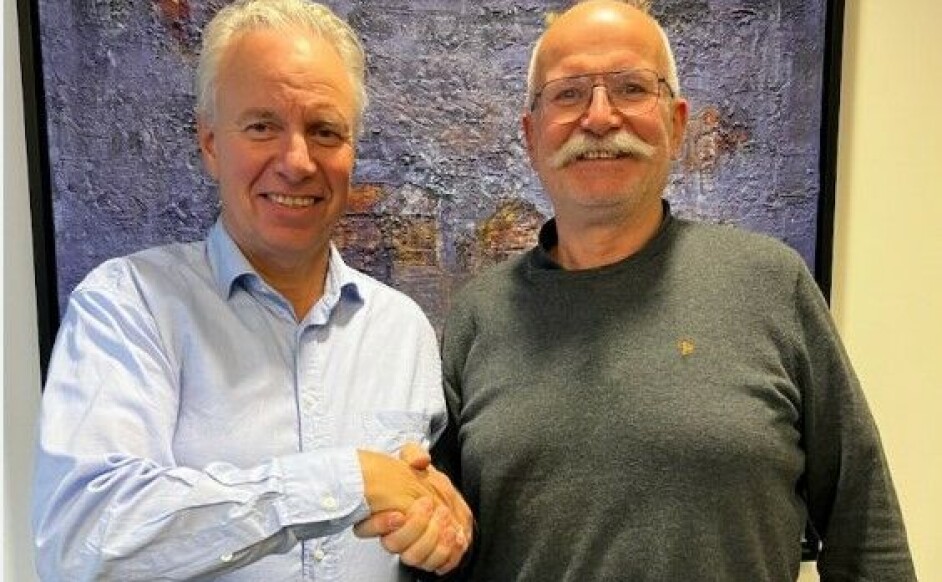 Kåre Joa Ravndal (til høyre) og Bjørn Røstad etter signering av salgsavtalen.