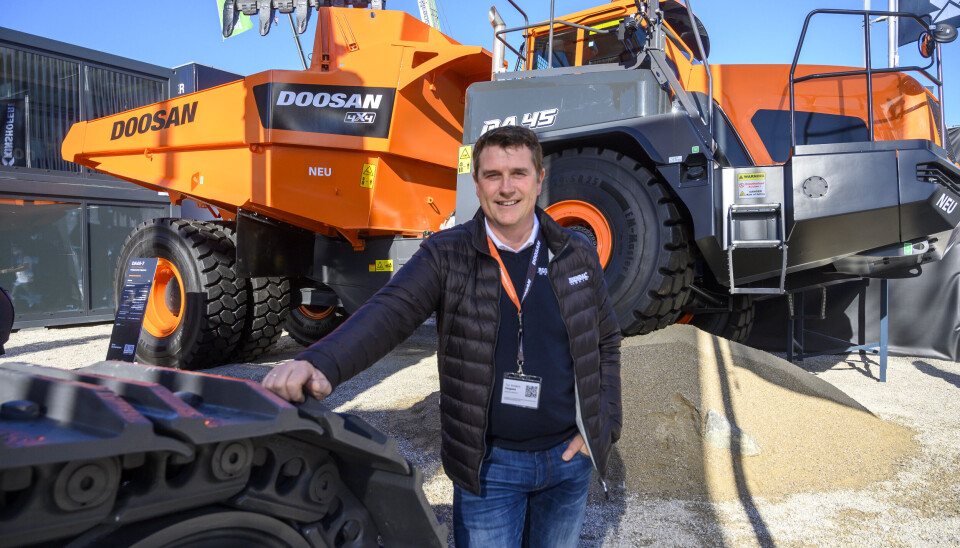 MÅ HÅNDTERES: Tor Anders Høgaas, daglig leder i Rosendal Maskin, er spent på hvilket navn Doosan får i fremtiden. MÅ HÅNDTERES: Tor Anders Høgaas, daglig leder i Rosendal Maskin, er spent på hvilket navn Doosan får i fremtiden.