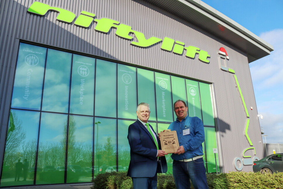 MARKERING: Her ved hovedkvarteret til Nifty i Milton Keynes i England. Fra venstre John Keely (Niftylift) og Gantic-eier Tommy Jørgensen.