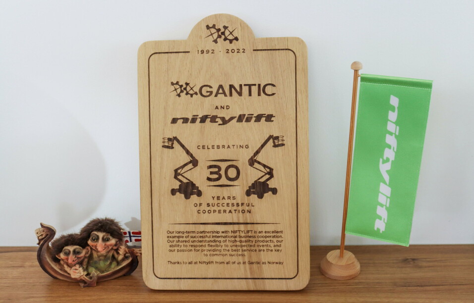 HILSEN FRA NORGE: Hyggelig plakett og troll i trebåt.