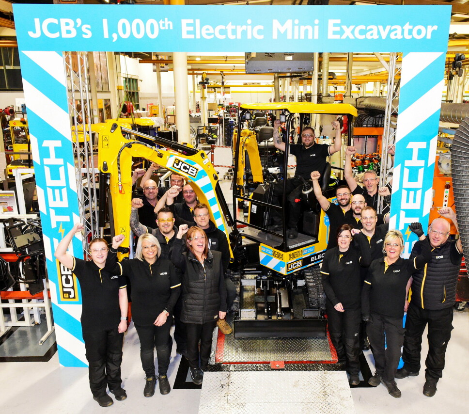 JUBLER: Ansatte ved fabrikken til JCB i Cheadle i Staffordshire, England, under en markering for 19C-1E nr. 1000.