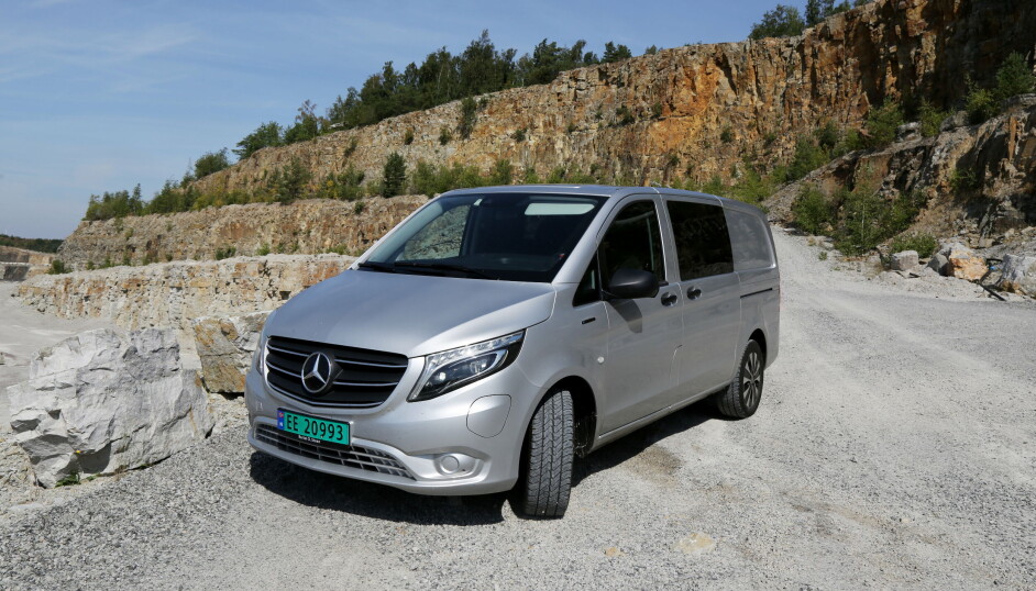 Varebiler som denne Mercedes-Benz eVito-en er det myndighetene krever når det skal anskaffes varebiler i offentlige innkjøp fra 1. januar 2023.