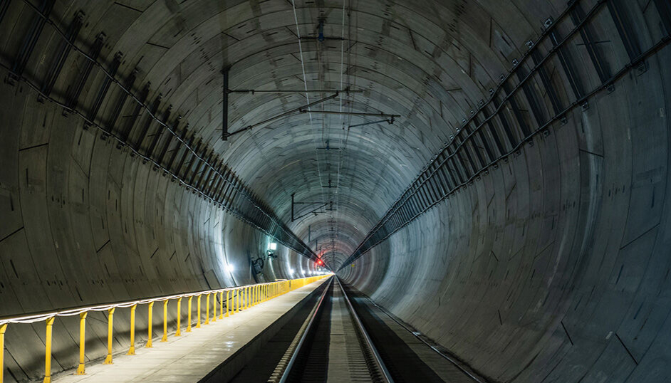 Det går absolutt ikke på skinner for Bane Nor på Follobanen som blant annet består av Blixtunnelen (bildet) på 19,5 km.