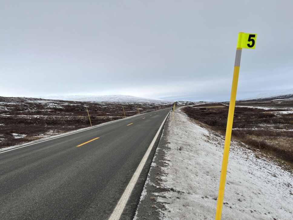 SPØRSMÅLET: Gir fluorescerende brøytestikker bedre synlighet når uværet herjer på fjellovergangene? Foto: Statens vegvesen.