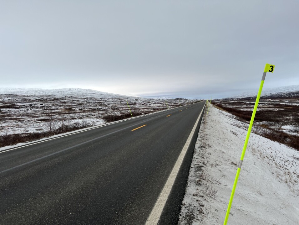 ULIKE VARIANTER: Ni forskjellige typer brøytestikker laget av fluorescerende materiale skal testes på Saltfjellet i vinter. Foto: Statens vegvesen