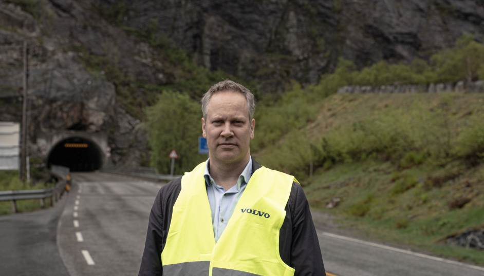 Samferdselsminister Jon-Ivar Nygård på befaring ved Strynefjellstunnelen sommeren 2022.