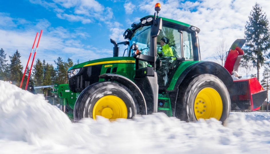 John Deere 6120M er den nest mest registrerte John Deere-modellen i 2022. Denne modellen fikk også prisen beste flerbrukstraktor under den internasjonale kåringen Tractor of the Year 2022. (Foto: Felleskjøpet Agri).