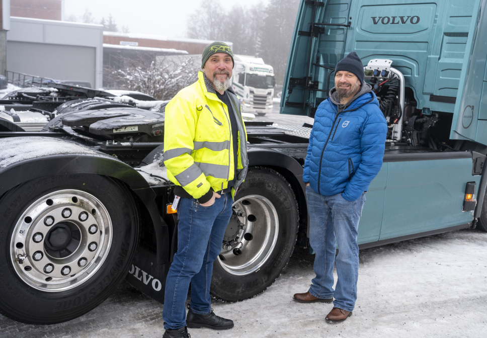 SPENTE: Produktsjefene Kjetil Bergflødt (t.v.) og Lasse Sætre i Volvo Norge har blitt imponert over hvor mye Volvos Active Grip Control hjelper på fremkommeligheten.