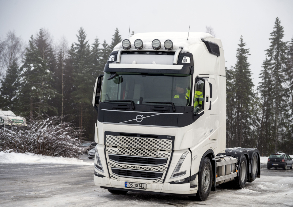 REFERANSE: Trekkvogna med dieselmotor var med som referansebil. Med bare tradisjonell antispinn ble den stående og spinne der elbilen klarte å klore seg opp.