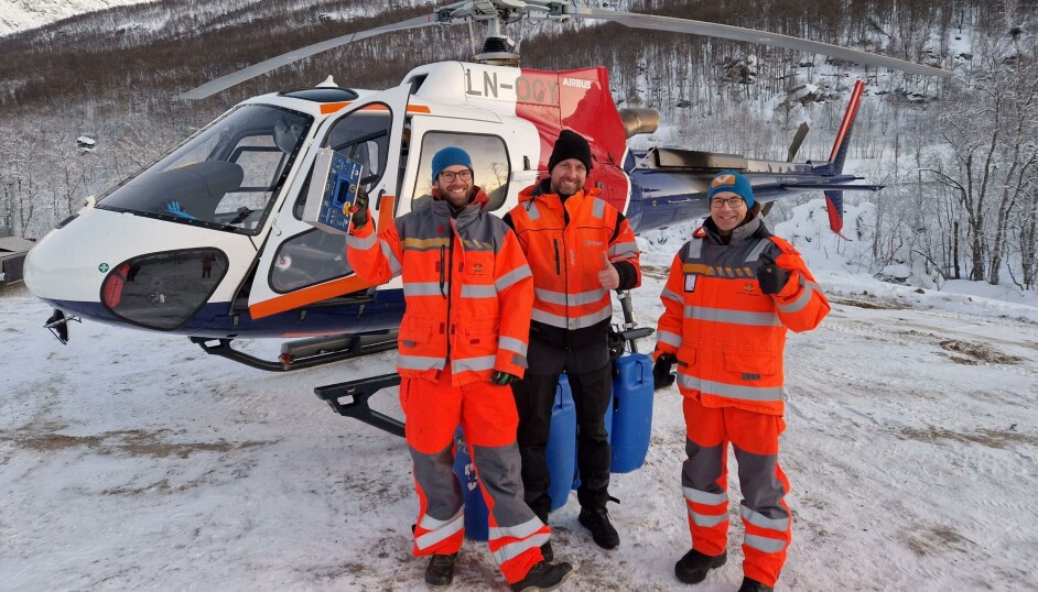 Snøskredteamet: Fra venstre, Johan Kristofers, skredsakkyndig, Statens vegvesen. Marius Akerholt, pilot, Helitrans AS. Ole-André Helgaas, skredsakkyndig, Statens vegvesen.