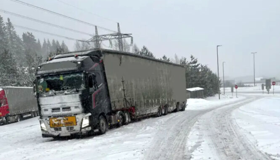 Dette vogntoget satte seg fast to ganger før det ble påsatt hjullås på Taraldrud kontrollstasjon ved E6 i Nordre Follo sør for Oslo. Siste fastkjøring var opp den lille kneika, ved skiltene til høyre i bildet, inn på kontrollplassen.