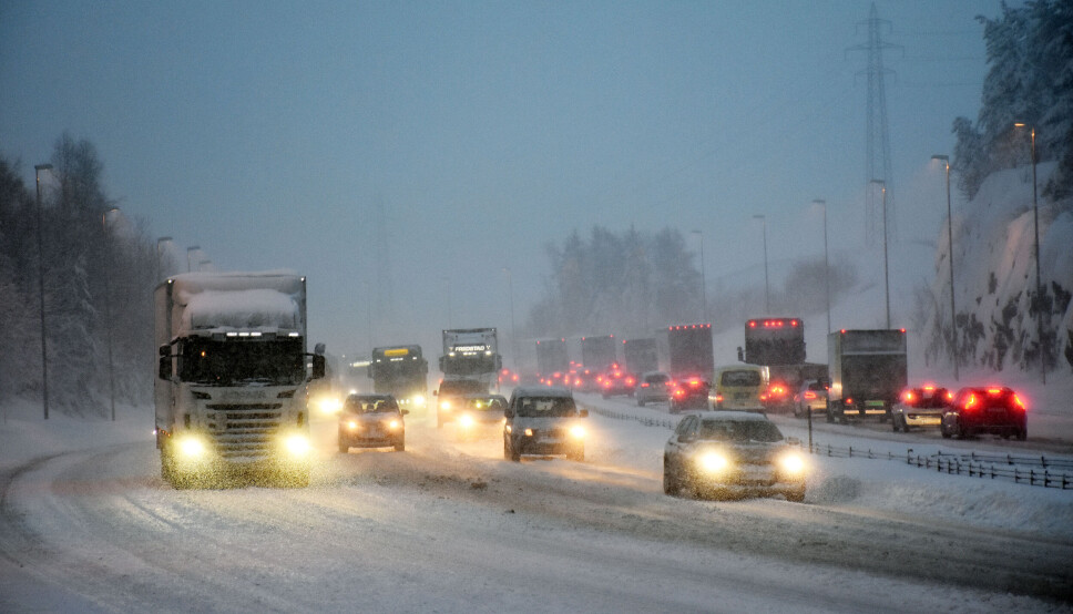 Snørike dager gir problemer i hellinger på hovedveiene i og rundt Oslo.