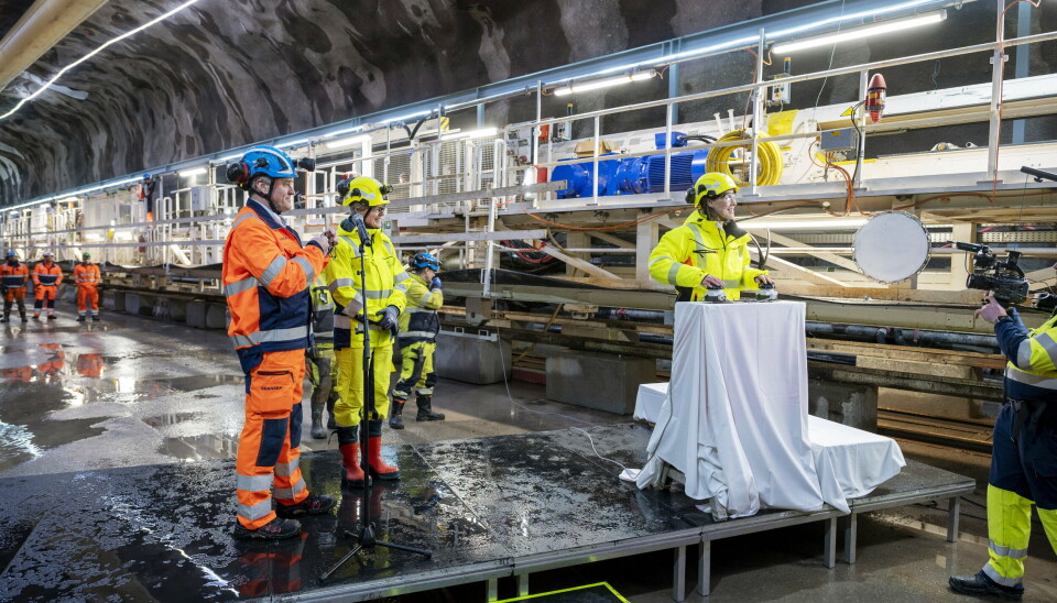 OPPSTART: Miljø- og samferdselsbyråd Siren Stav fikk æren av å starte TBM-en Betzy på den nye vannforsyningen til Oslo under oppsyn av direktør i Vann- og avløpsetaten Anna Maria Aurstad, og direktør for anlegg i Skanska, Anders Geirsta.