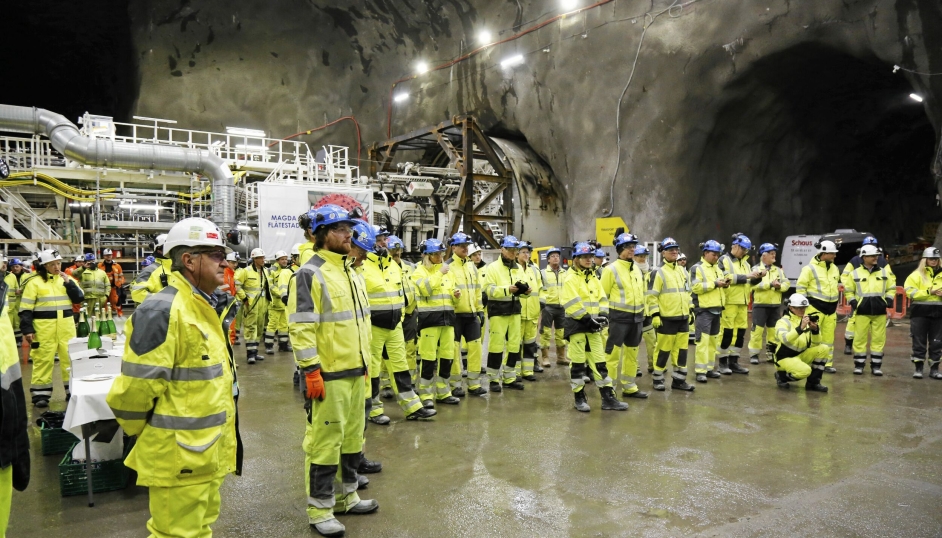 Selskapet Acciona Ghella Joint Venture (AGJV) har drevet de to løpene i Blixtunnelen med fire tunnelboremaskiner (TBM). Bildet er fra dåpen av TBM-ene Anna Fra Kloppa og Magda Flåtestad, 15. november 2016. Nå er tunnelen som kjent ferdig, men elektriske problemer gjør at den ikke kan brukes flere uker etter den offisielle åpningen.
