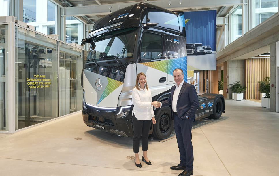 Stina Fagerman i Mercedes-Benz Trucks og Clemens Tönnies i Tönnies Group ved inngåelse av avtale om kjøp at 50 eActros Longhaul.