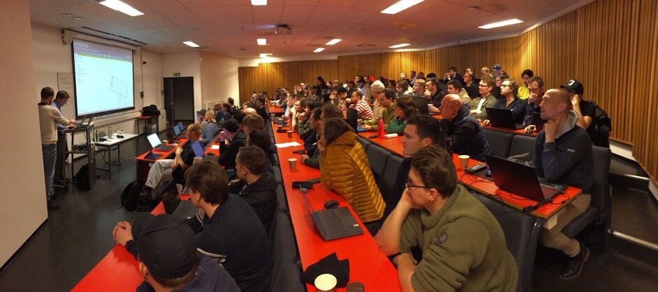 Christopher Moen og Syver Hjallen fra bedriften Dalux viste programvare for BIM-studentene i Fagskolen Oslos kickoff for samhandlingsprosjektet mellom fire fagskoler.