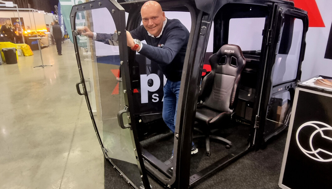 Daglig leder Kai Børre Andersen i Clearplex Nordic viser funksjonen med polykarbonat-frontrute med nødåpning. Daglig leder Kai Børre Andersen i Clearplex Nordic viser funksjonen med polykarbonat-frontrute med nødåpning.