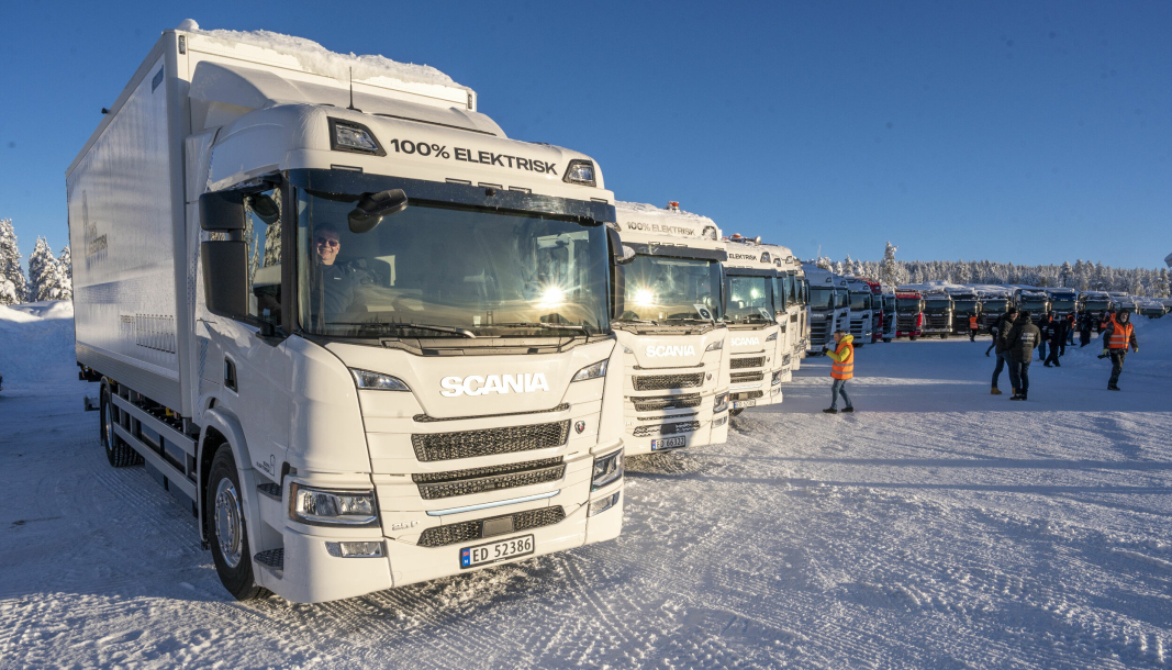 23 BILER: Til sammen 23 forskjellige Scania-er står klare for prøvekjøring når kundene ankommer Trysil for Scania Winter. Tre av de er på batteri.