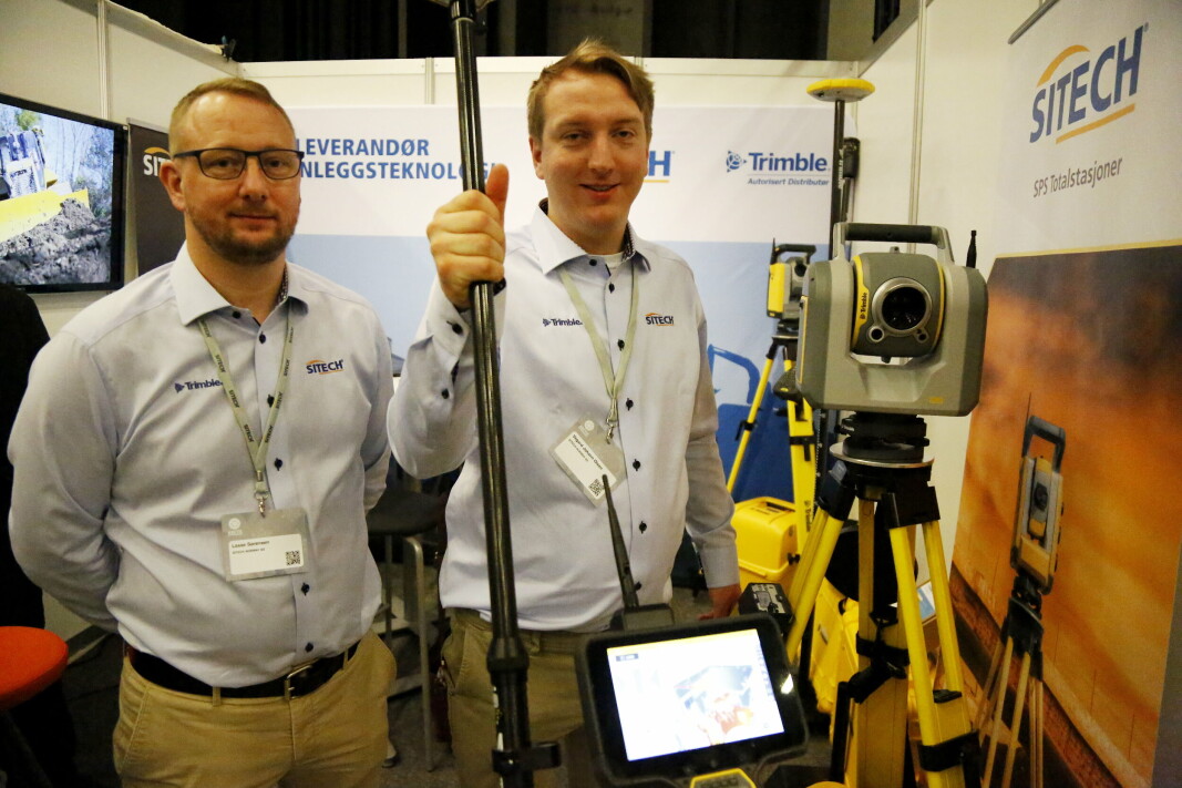 NYHET: Sitech Norway AS presenterte den nye Trimble SX12 totalstasjon med 3D skanner på Arctic. Fra venstre er daglig leder Lasse Sørensen og selger Vegard Olsen. NYHET: Sitech Norway AS presenterte den nye Trimble SX12 totalstasjon med 3D skanner på Arctic. Fra venstre er daglig leder Lasse Sørensen og selger Vegard Olsen.