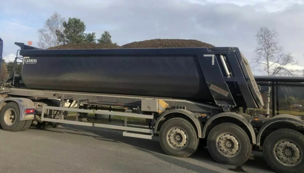 Vogntoget som ble kontrollert av Statens vegvesen i Troms høsten 2019. Vogntoget hadde 16 tonn overlast og bileieren fikk et overlastgebyr på 96.000 kroner.