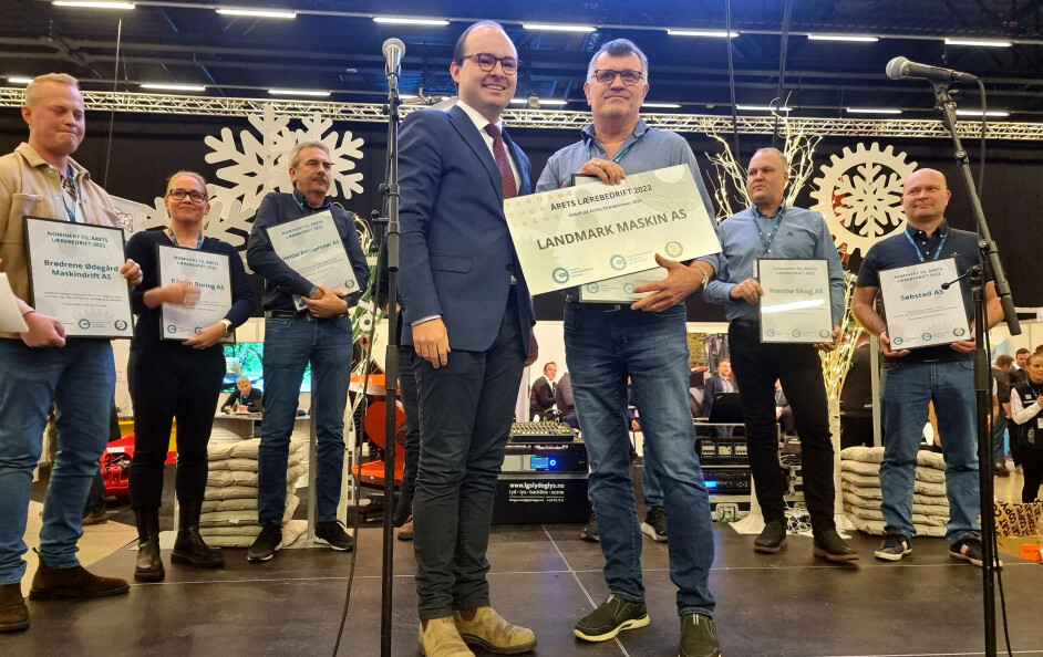 Daglig leder Trygve Landmark i Landmark Maskin mottok hedersbevisningen Årets Lærebedrift 2022 fra statssekretær Sindre Lysø (t.v.).