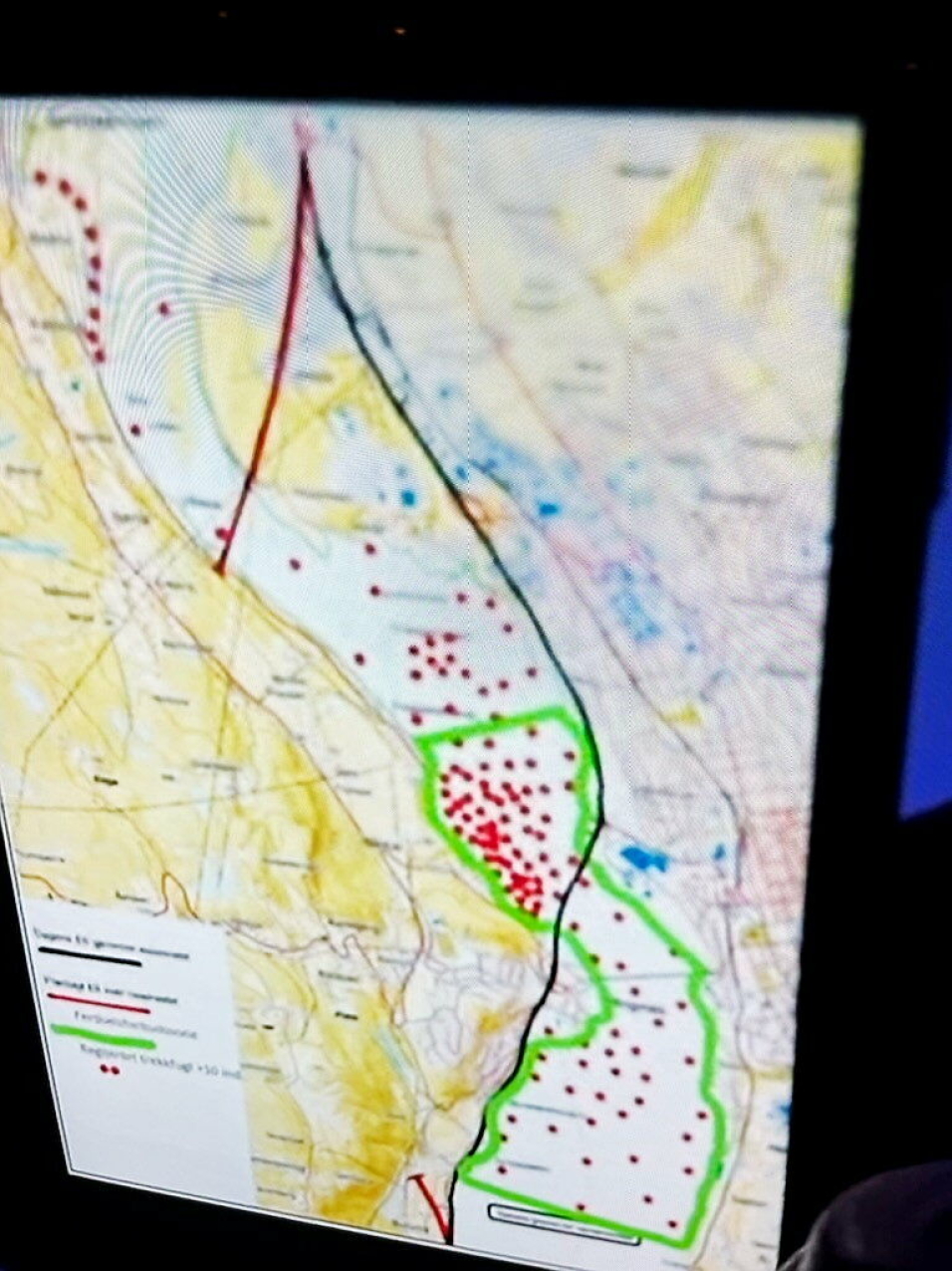 DAGENS OG DEN PLANLAGTE: Dette bildet har AT.no fått. Det skal illustrere dyrelivet (røde prikker) på dagens trasé (den svarte streken), og dyrelivet på den planlagte traséen (rød strek nederst som kommer ut av tunnel øverst i bildet.