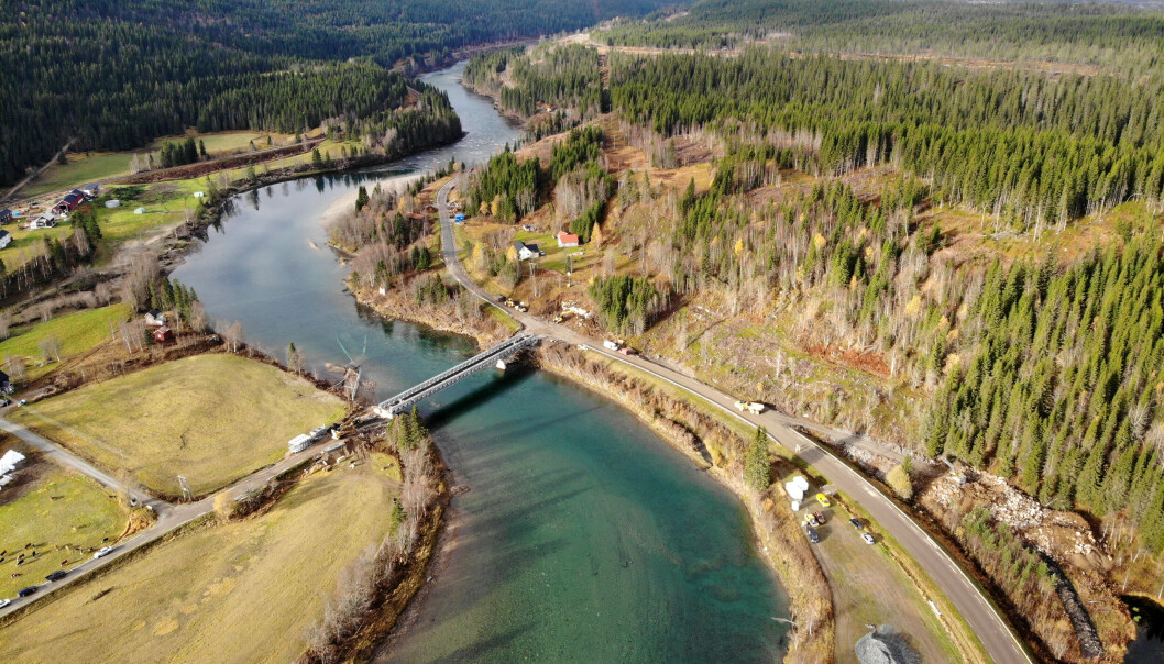 Midlertidig bru over Ranelva. E6 til høyre. Midlertidig bru over Ranelva. E6 til høyre.