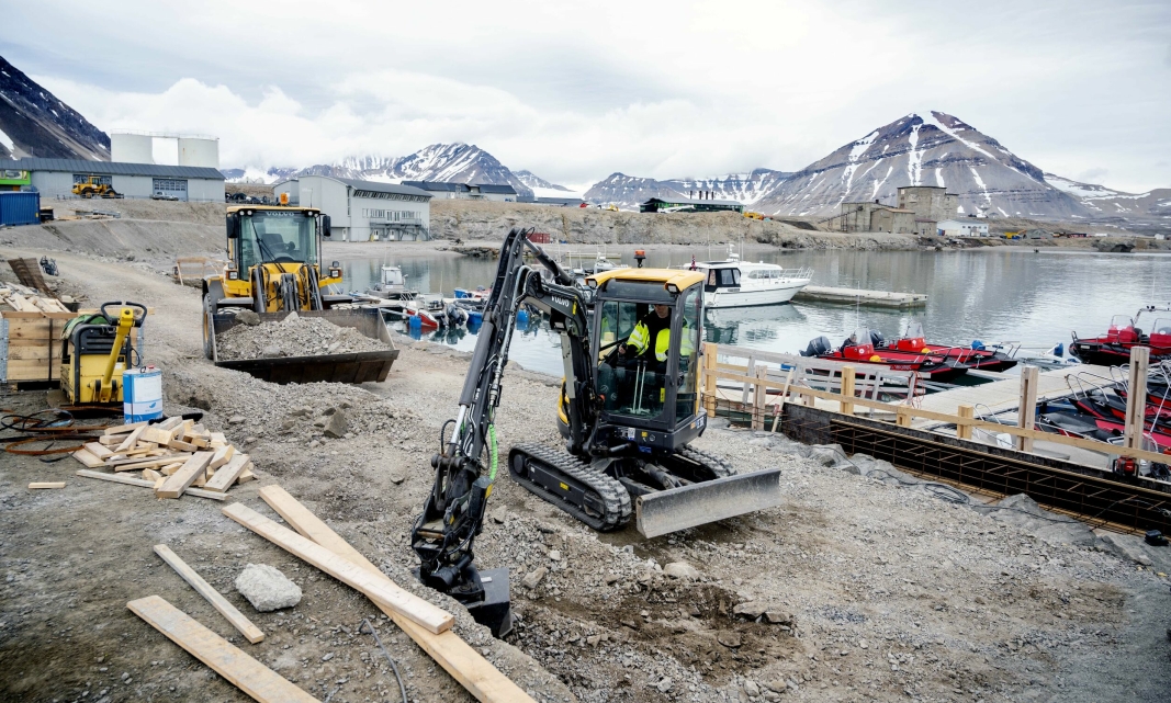 OVERLEVERT: Kings Bay i Ny-Ålesund på Svalbard fikk overlevert en EC35 gravemaskin og en L120H hjullaster fra Volvo Maskin AS i 2022..