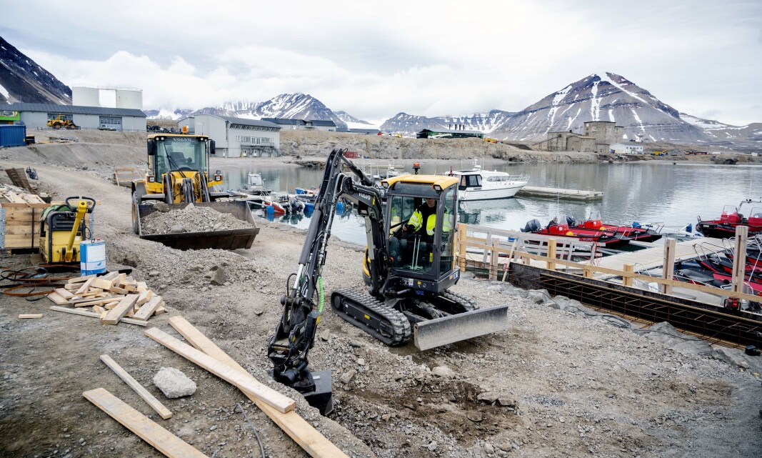OVERLEVERT: Kings Bay i Ny-Ålesund på Svalbard fikk overlevert en EC35 gravemaskin og en L120H hjullaster fra Volvo Maskin AS i 2022.. OVERLEVERT: Kings Bay i Ny-Ålesund på Svalbard fikk overlevert en EC35 gravemaskin og en L120H hjullaster fra Volvo Maskin AS i 2022..