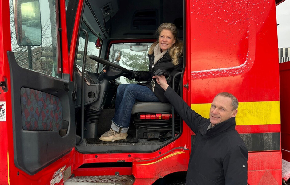 Vikings CFO Marius Bruu overrekker bergingsbilen til Ukrainas Frihetshjelps logistikkansvarlig Christina Holte. Bilen kjøres ned til Ukraina med annet relevant utstyr donert fra Norge.