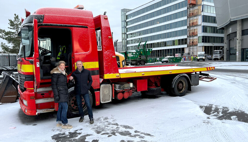 Vikings CFO Marius Bruu og Ukrainas Frihetshjelps logistikkansvarlig Christina Holte ved gaven.
