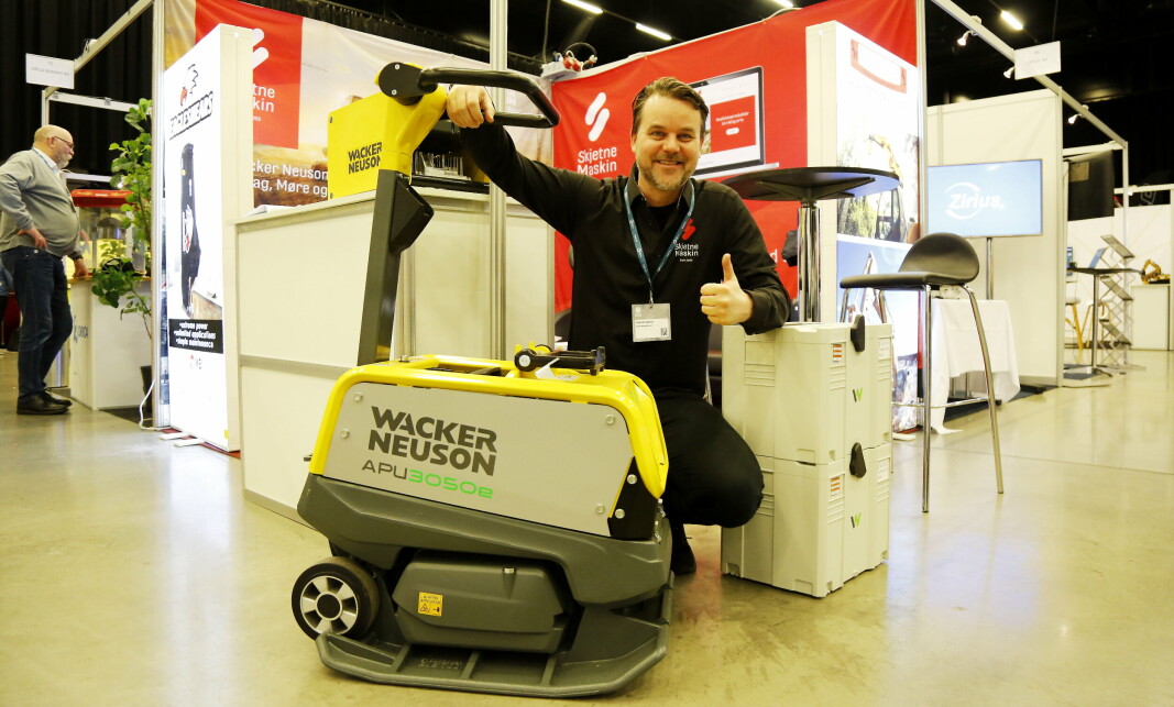 BIKKET 400 MILLIONER: Med salget av denne Wacker Neuson APU 3050e (250 kg) Wacker Neuson vibroplaten til Søbstad AS på årets Arctic Entrepreneur-konferanse, bikket Kristian Skjetnes Skjetne Maskin AS 400 millioner kroner i omsetning fra oppstarten i 2003 og frem til nå. BIKKET 400 MILLIONER: Med salget av denne Wacker Neuson APU 3050e (250 kg) Wacker Neuson vibroplaten til Søbstad AS på årets Arctic Entrepreneur-konferanse, bikket Kristian Skjetnes Skjetne Maskin AS 400 millioner kroner i omsetning fra oppstarten i 2003 og frem til nå.