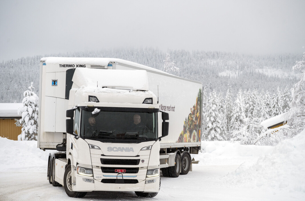Tidligere holdt lastebilfabrikkene kortene tett til brystet når nye modeller skulle lanseres. Nå viser de frem prototyper og hva som kommer. Denne elektriske trekkvognen har de kommende motorene og drivlinjen til regionale biler, men har batteripakkene som brukes på dagens distribusjonsbiler. Tidligere holdt lastebilfabrikkene kortene tett til brystet når nye modeller skulle lanseres. Nå viser de frem prototyper og hva som kommer. Denne elektriske trekkvognen har de kommende motorene og drivlinjen til regionale biler, men har batteripakkene som brukes på dagens distribusjonsbiler.