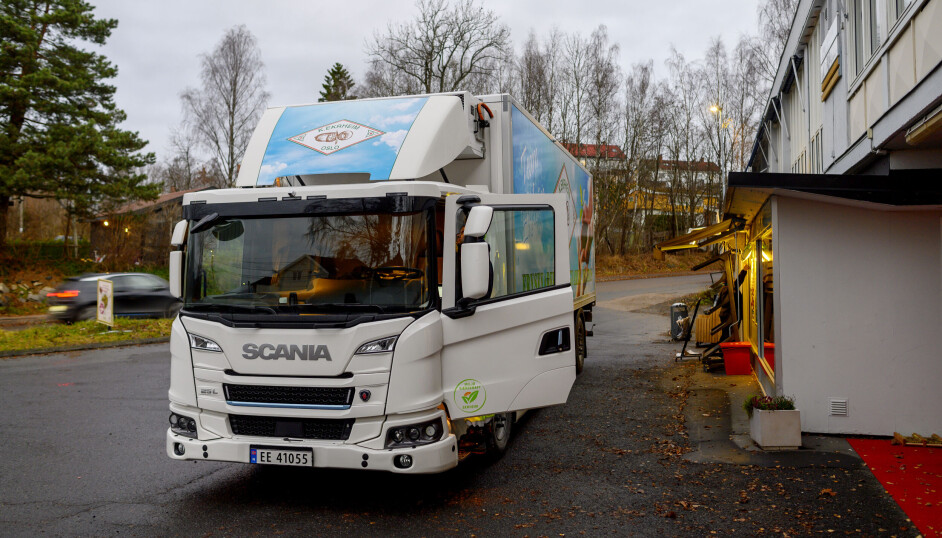 Det øker stadig på med elektriske lastebiler/vogntog på veiene i Norge og Europa for øvrig. Flere ønsker å få på plass slike biler i sin flåte, men noen ulemper er til hinder. Bilen på bildet er en Scania L25 med skappåbygg fra SKAB og elektrisk kjølemaskin fra Frigo Block som kjører matvaredistribusjon i Norge.