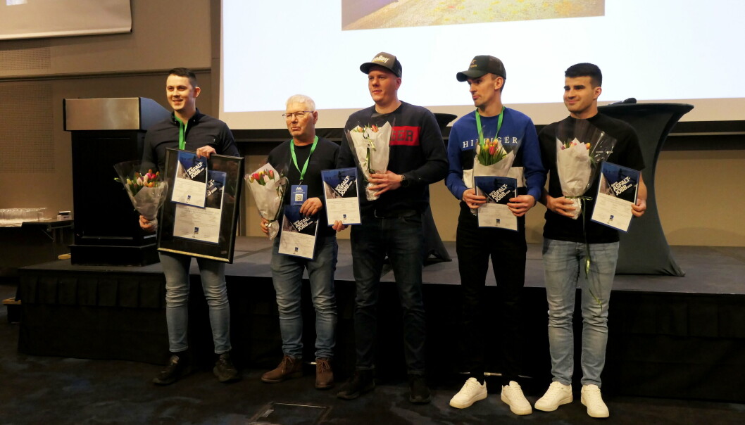 VINNERNE: Laget fra Veidekke Industri i Alta fikk Norsk Asfaltforenings pris for Årets beste asfaltjobb 2022. Med bas Kristoffer Opgård i spissen mottok Finn Werner Johannesen, Stig Arvid Sivertsen, Elis Wold Melo og Espen Kjellmann diplomer og blomster. Sjettemann på laget, Glen Andre Johansen, var ikke tilstede ved utdelingen. VINNERNE: Laget fra Veidekke Industri i Alta fikk Norsk Asfaltforenings pris for Årets beste asfaltjobb 2022. Med bas Kristoffer Opgård i spissen mottok Finn Werner Johannesen, Stig Arvid Sivertsen, Elis Wold Melo og Espen Kjellmann diplomer og blomster. Sjettemann på laget, Glen Andre Johansen, var ikke tilstede ved utdelingen.